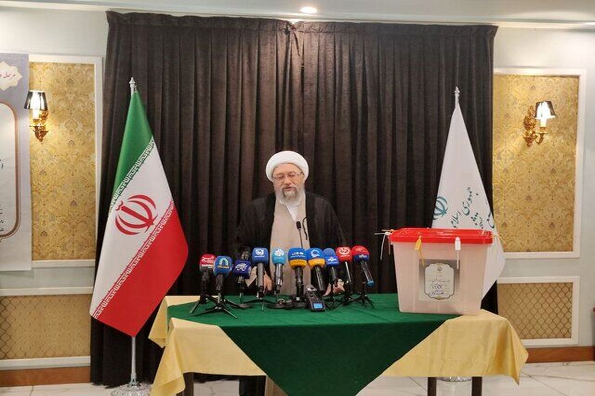 آیت‌الله آملی‌ لاریجانی رای داد + عکس