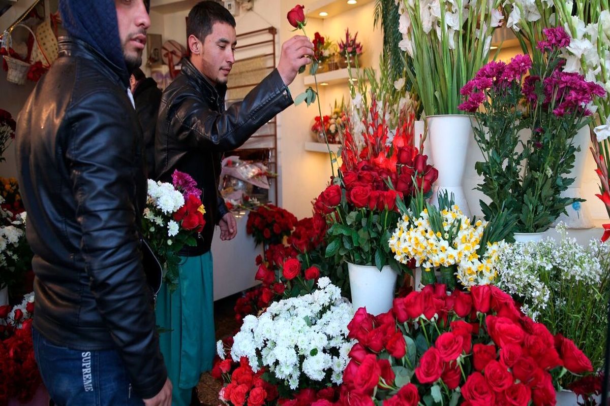 اتباع افغان بازار گل ایران را قبضه کردند