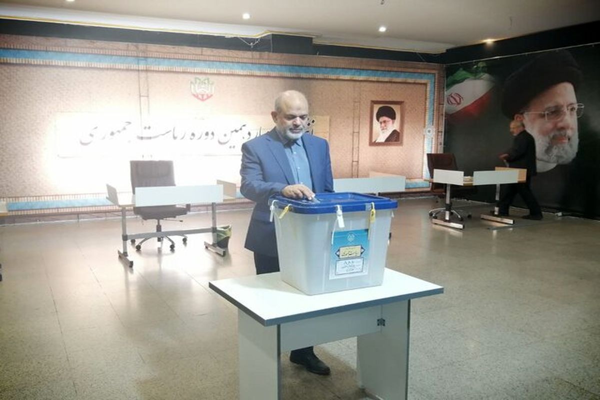 وزیر کشور رأی خود را به صندوق انداخت + عکس