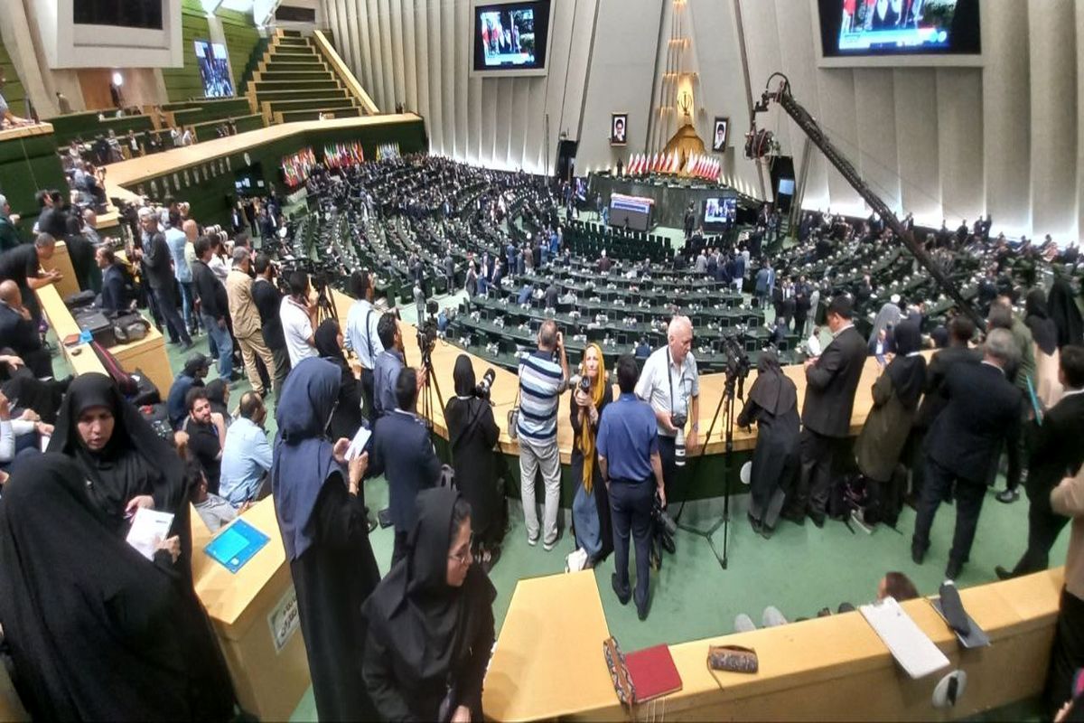 اعتراض راستینه به نطق تاجگردون