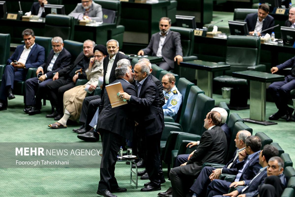 وزیر احمدی نژاد پزشکیان را بوسید + عکس