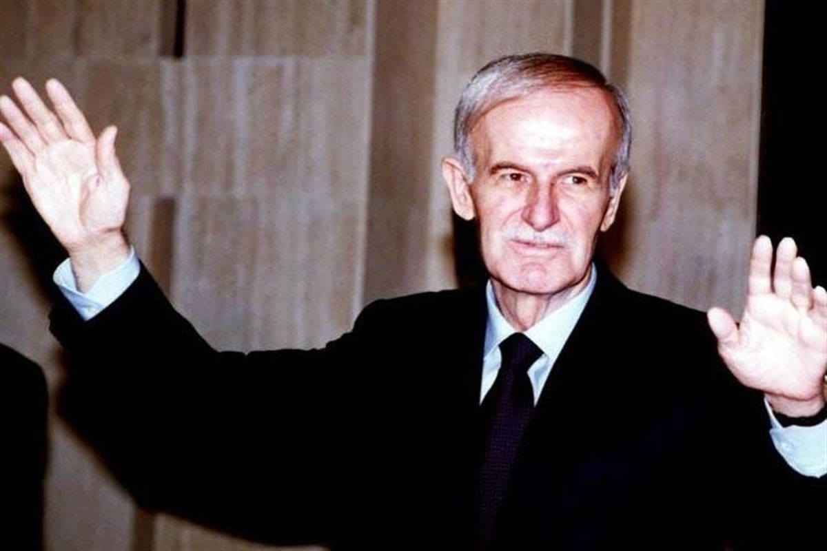 فیلم | تخریب قبر حافظ اسد توسط تحریر الشام