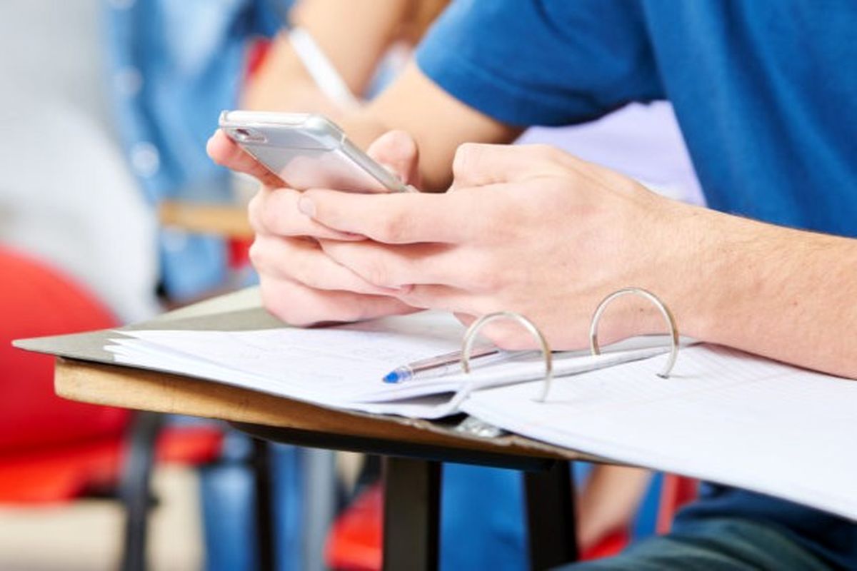 آیا منع استفاده از گوشی‌های هوشمند در مدارس باعث بهبود سلامت روان می‌شود؟