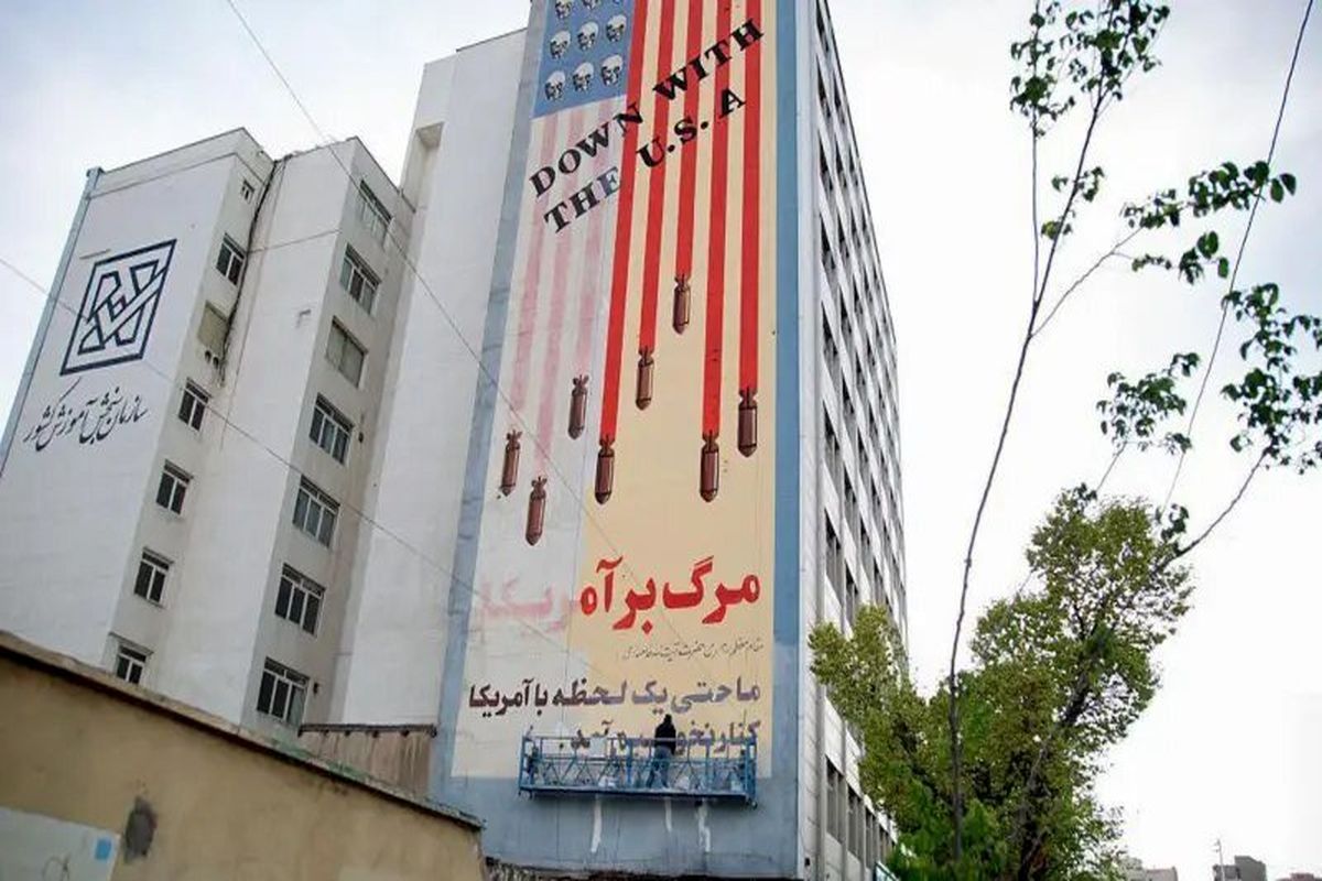 دیوارنگاره ضد آمریکایی در آستانه مذاکره رنگ آمیزی شد + عکس