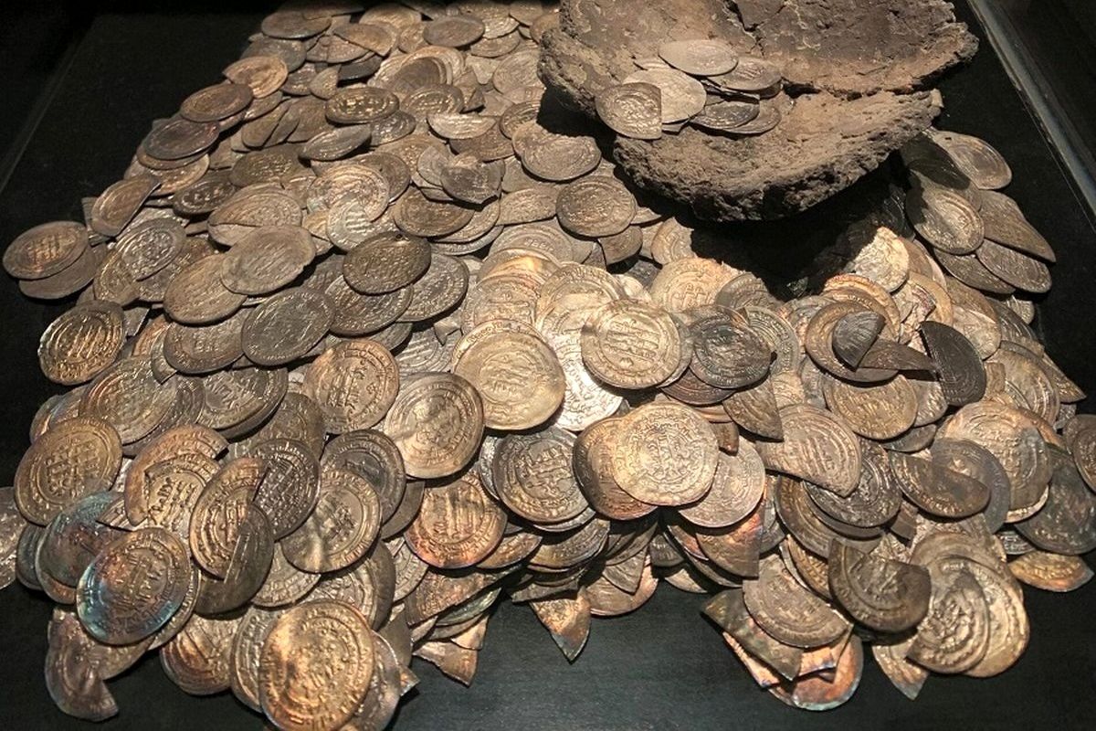 گنجینه‌ای از سکه های ۷۰۰ ساله هنگام نصب لولۀ استخر کشف شد