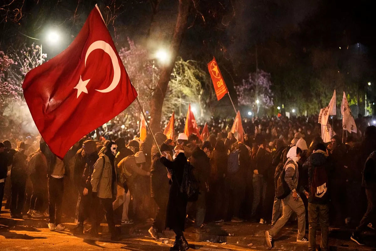 ویدیو پربازدید از تظاهرات شبانه در استانبول جنجال به پا کرد
