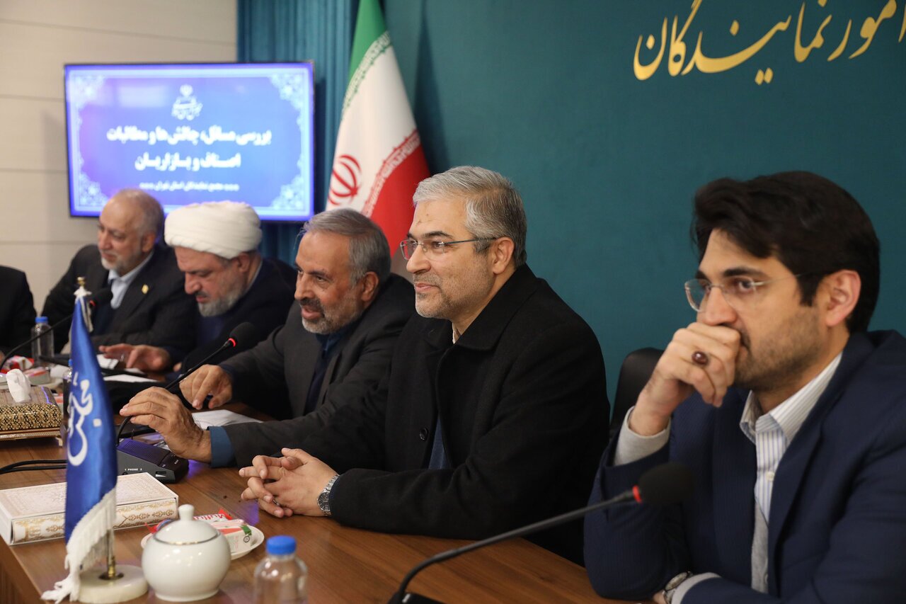 نمایندگان تهران پای درد و دل اصناف و بازاریان نشستند/از بحران های مالیاتی تا هشدار درباره خالی فروشی طلا