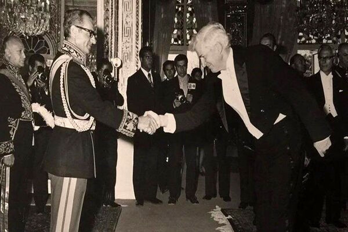 تصاویری از تعظیم پدر ترامپ در مقابل شاه ایران خبر ساز شد + ببینید