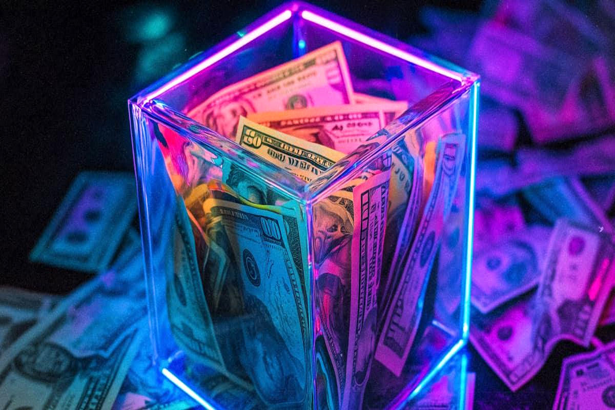 سقوط آزاد قیمت دلار در آغاز روز ۳ اردیبهشت