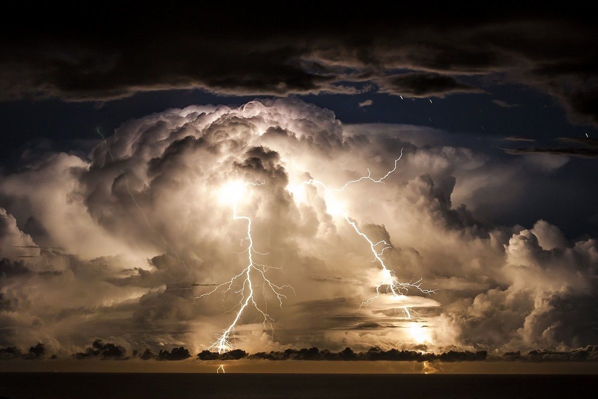 رعد و برق پرقدرت در راه کشور / این استان ها آماده طوفان باشند