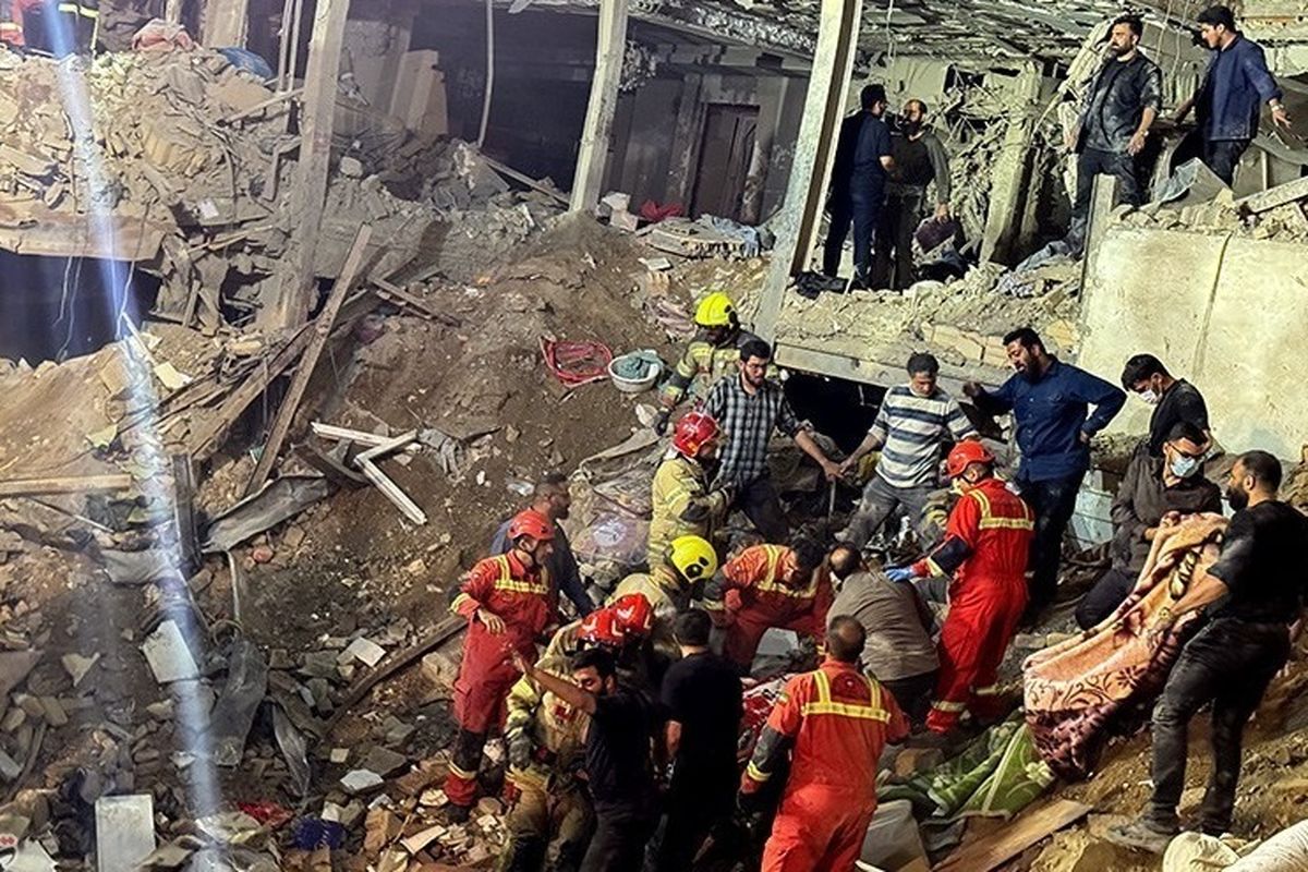 ۷ کودک از زیر آوار ساختمان‌های نارمک تهران بیرون کشیده شدند