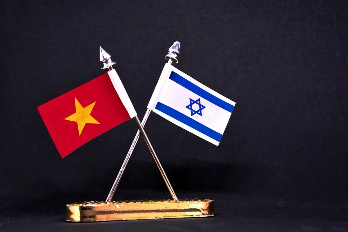 دوست ایران پرچم اسرائیل را حسابی بالا بُرد