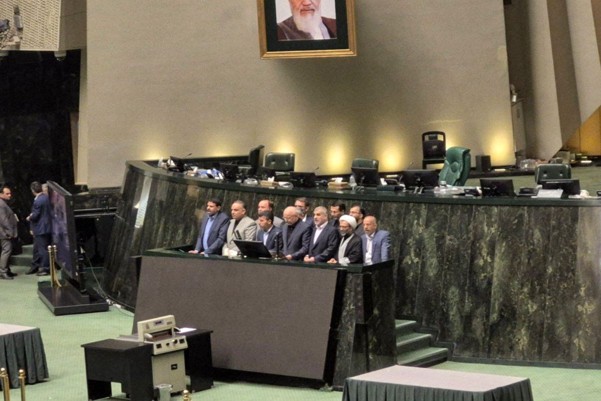 مراسم تحلیف اعضای هیات رئیسه مجلس انجام شد