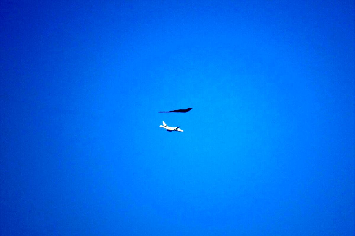 قدرت نمایی هواپیمای فوق‌ سری آمریکا / ماه از پشت ابر بیرون آمد