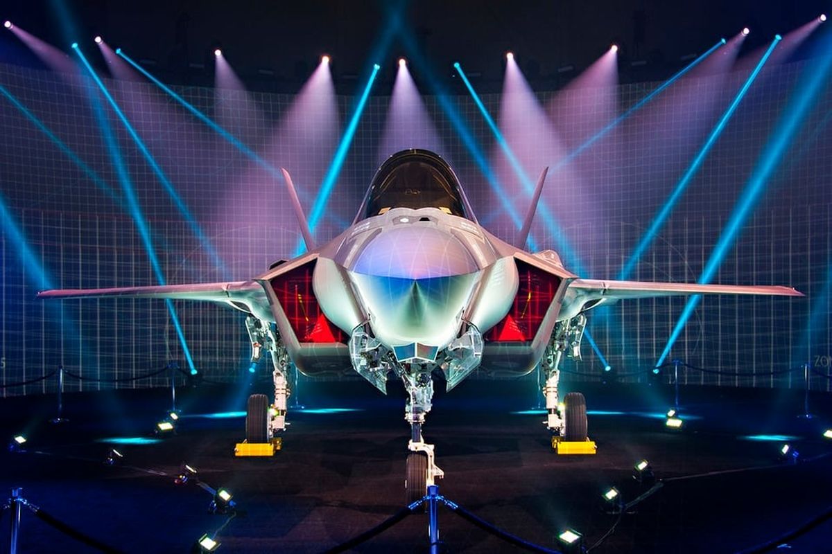 تقویت صنعت پدافندی ایران / چین آماده ارسال جنگنده‌های J-۱۰ شد