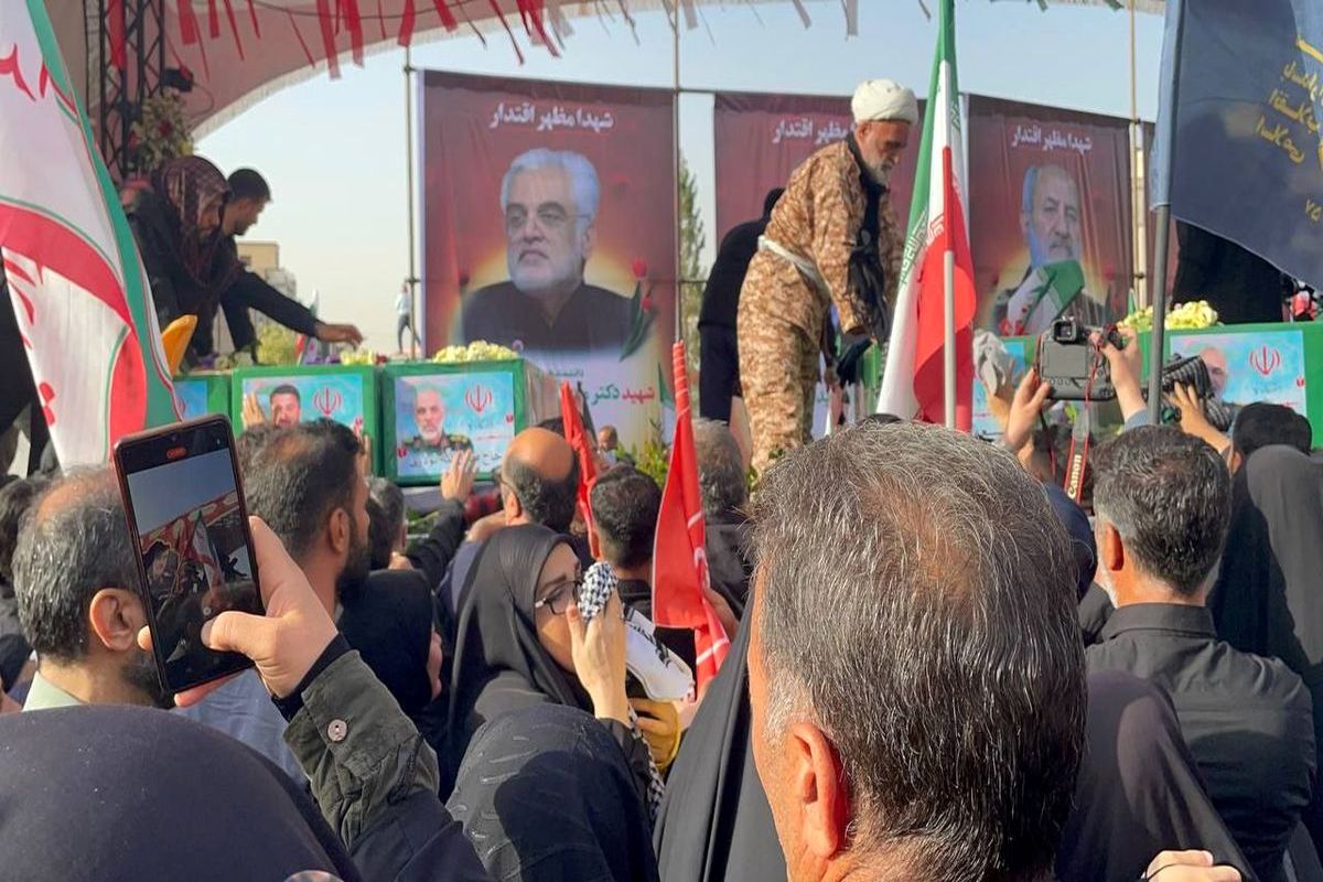 حضور پزشکیان در مراسم تشییع پیکر مطهر شهدای اقتدار + فیلم