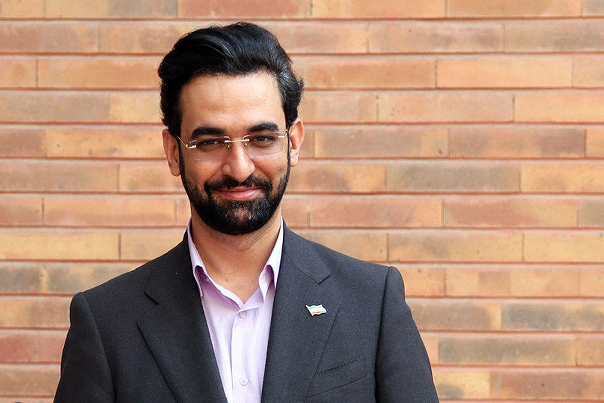 آذری جهرمی: اختلال GPS تأثیری در مقابله با پهپادهای نظامی ندارد