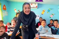 معلمی که سرش را به باد داد