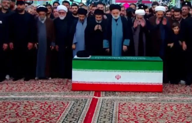 اقامه نماز بر پیکر رهبر شهید در حرم مطهر رضوی + فیلم
