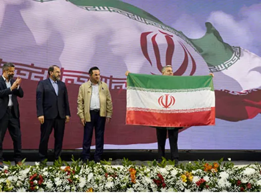 اهدای پرچم هزار امضای ایران، توسط کارگران به مدیرعامل مجتمع فولاد آلیاژی ایران