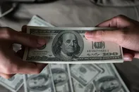 بازار ارز در تب و تاب / قیمت دلار به کانال ۲۷۰ هزار تومانی می رسد؟