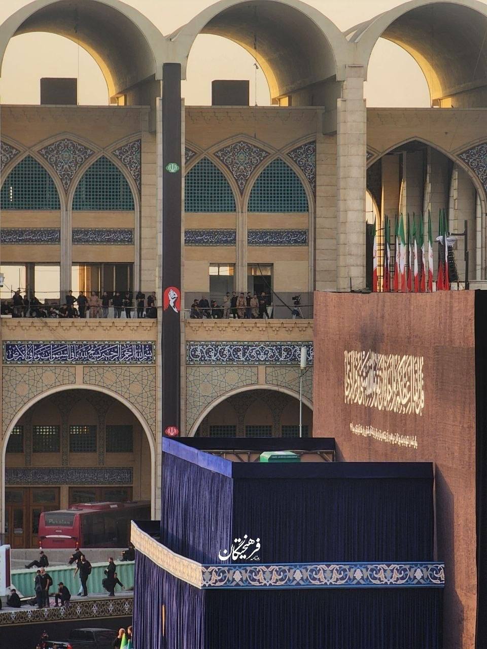 اولین تصویر از تابوت شهید خامنه ای در جایگاه مصلی