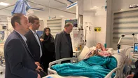 مدیران بیمه دی در قم از یک مادر شهید بستری در بیمارستان عیادت کردند