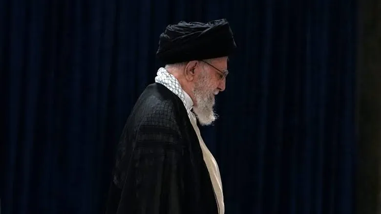 ‌پیکر رهبر شهید در آرامگاه ابدی آرام گرفت
