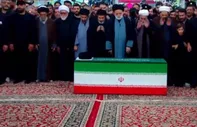اقامه نماز بر پیکر رهبر شهید در حرم مطهر رضوی + فیلم