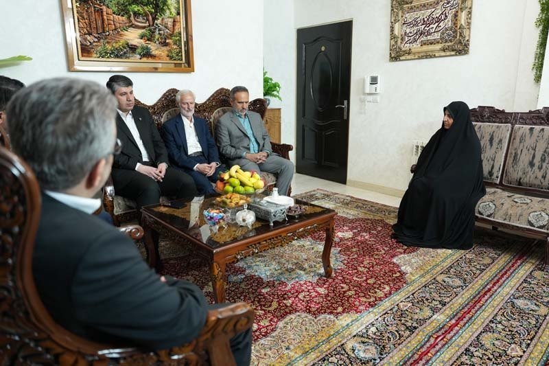 دیدار افشین خانی با خانواده اولین شهید بانک صادرات ایران/ تاکید بر الگوبرداری از سیره شهدا در خدمت‌رسانی به مردم