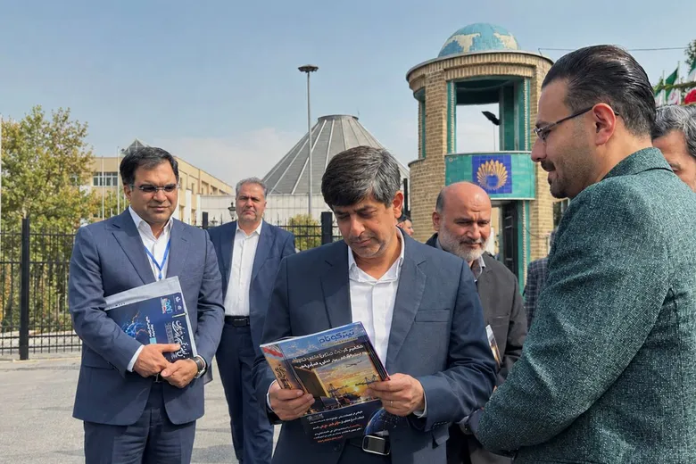 توزیع ۲۵۰ نسخه ویژه نامه ملی صادرات توسط تیتر کوتاه در سالن اجلاس سران
