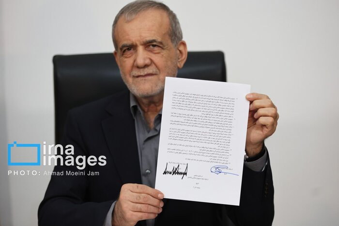 تصویر امضای پزشکیان پای یادداشت تفاهم اسلامآباد تصویر امضای پزشکیان پای یادداشت تفاهم اسلامآباد