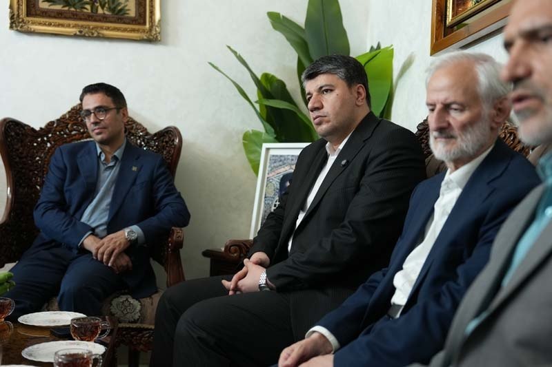 دیدار افشین خانی با خانواده اولین شهید بانک صادرات ایران/ تاکید بر الگوبرداری از سیره شهدا در خدمت‌رسانی به مردم
